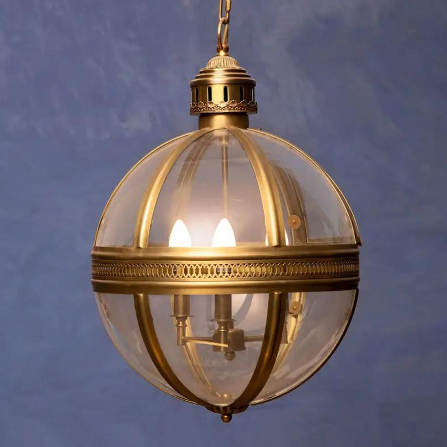 Íves térbeli üvegezéssel burkolt, fém szerkezetű, rézszínű, elegáns gömb függeszték lámpa, klasszikus csillár betéttel.