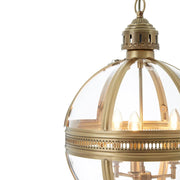 Íves térbeli üvegezéssel burkolt, fém szerkezetű, rézszínű, elegáns gömb függeszték lámpa, klasszikus csillár betéttel.