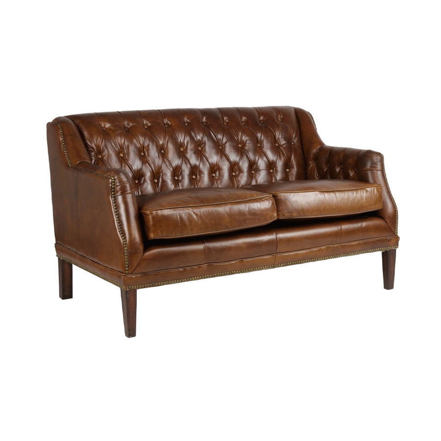 Vintage stílusú, kisebb méretű bőrkanapé ferde nézetből, sötétbarna lábakkal