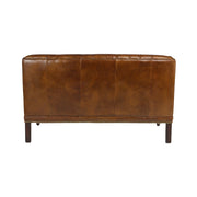 Bőrkanapé hátnézetből, sötétbarna fa lábakkal és vintage stílusú hátkialakítással