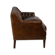 Hampton kollekciós dohánybarna bőrkanapé oldalnézetből, ívelt karfákkal