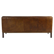 Bőrkanapé hátnézete sima bőrfelülettel és sötétbarna fa lábakkal