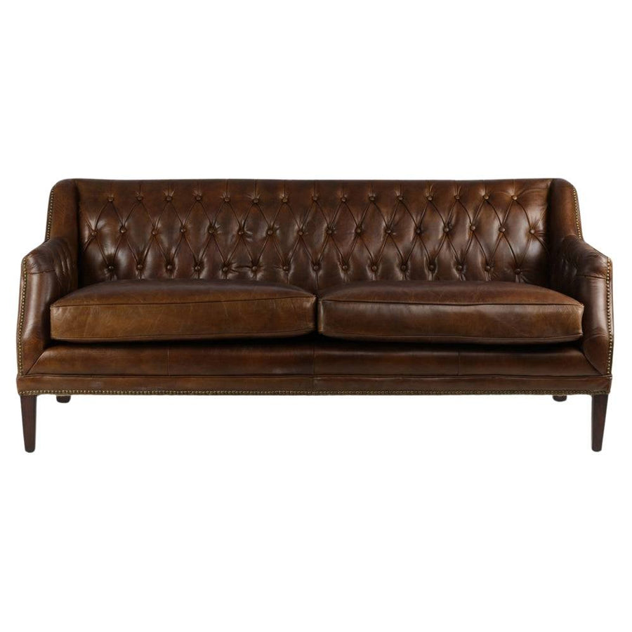 Hampton 3 személyes dohánybarna bőrkanapé szemből, gombbehúzásos háttámlával és szegecselt szegéllyel
