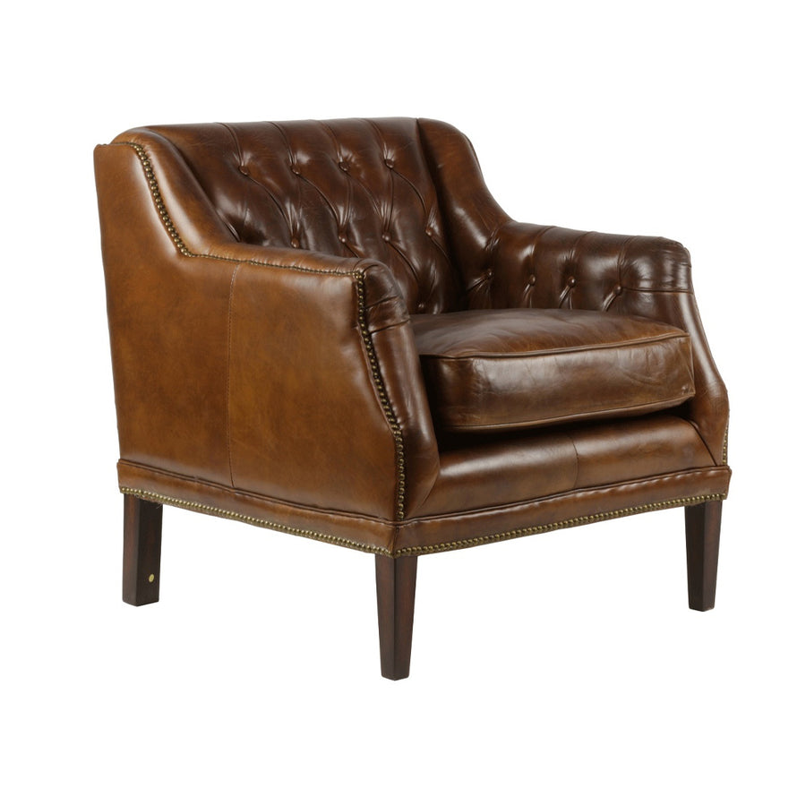 Antikolt, dohánybarna bőrfotel előnézeti képe szögből fotózva, gombdíszítéses háttámlával és szegecselt részletekkel, a Hampton kollekcióból