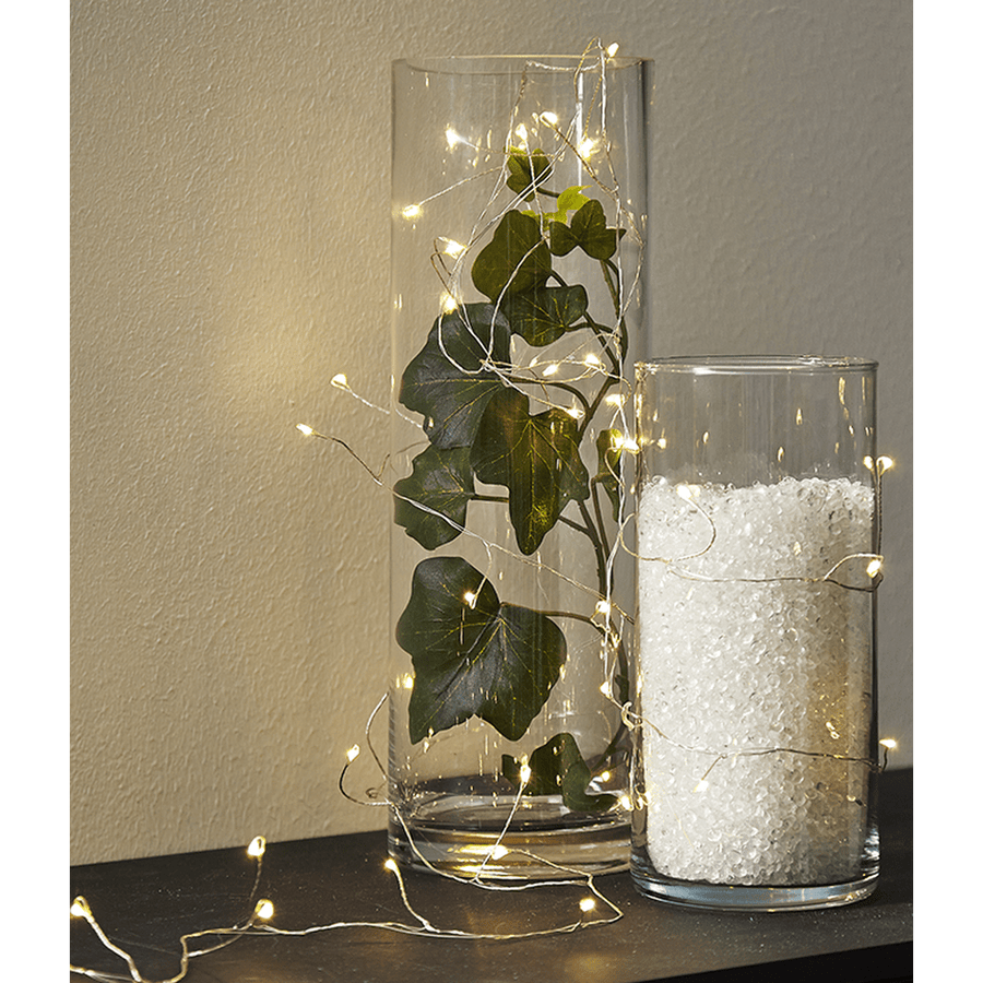 LED-es fényfüzér üveg vázában.