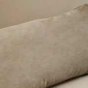 Cappuccinoszínű bársony kanapé.