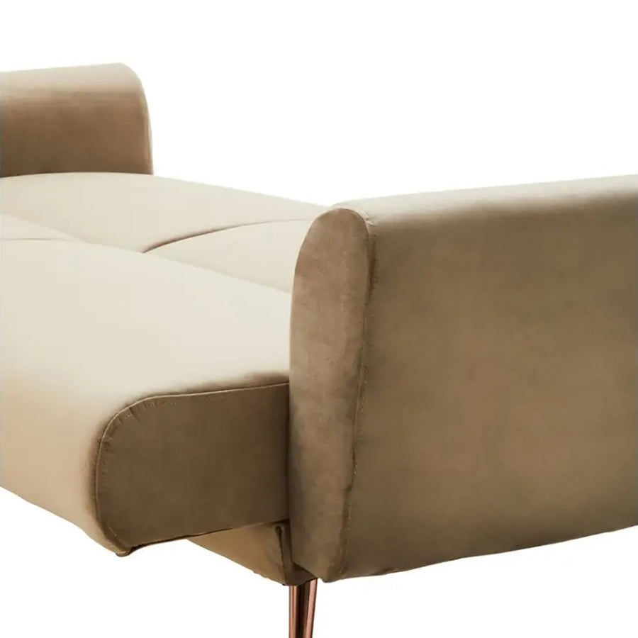 Cappuccinoszínű bársony kanapé.