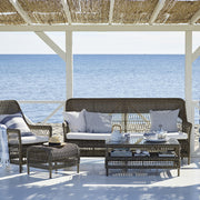 Üveglappal fedett, antikszürke színű, műrattan kerti dohányzóasztal.