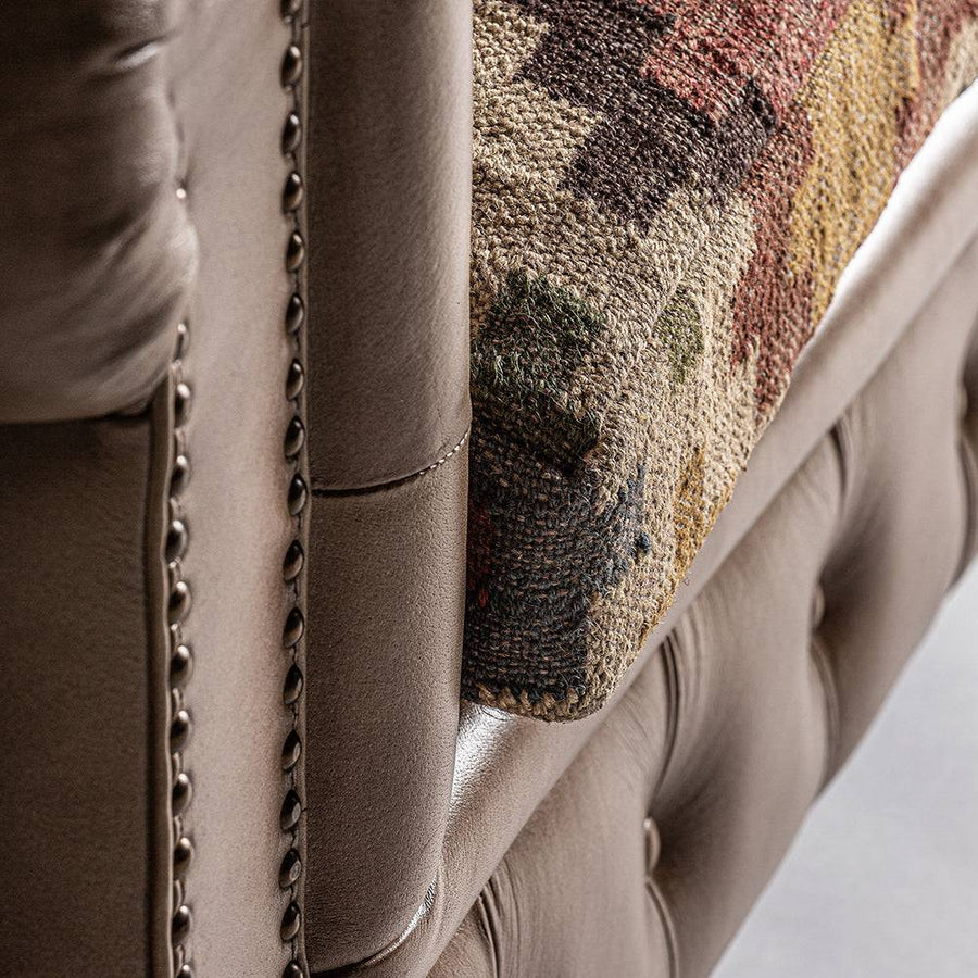 HEBBURN kanapé részlet – ülőpárna szövött, törzsi mintás textúrája