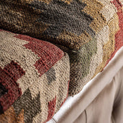 HEBBURN kanapé részlet – színes szövött ülőpárna közelről