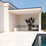 Fedett teraszon, medence mellett elhelyezett nagyméretű Heliconia mű rákollóvirág trópusi hangulatot teremtve