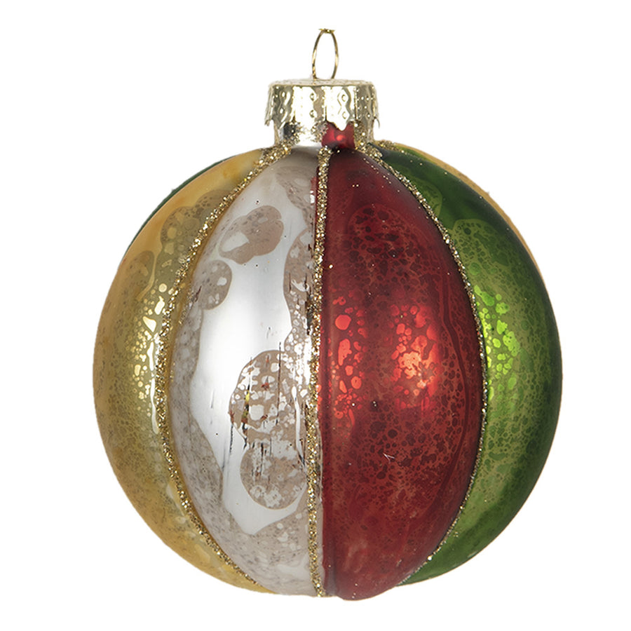 Közeli kép a Heritage üveg karácsonyfadísz gömbről, piros, zöld, arany és ezüst szegmensekkel, arany csillámos díszítéssel