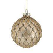 Kézzel készült pezsgőszínű karácsonyfadísz áttört pikkelymintával, Heritage üvegkollekció.