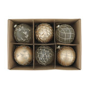 Hat darab pezsgőszínű üveg karácsonyfadísz kartondobozban, elegáns vintage mintákkal, a Heritage kollekcióból.