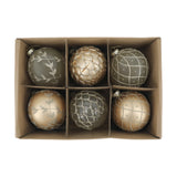 Hat darab pezsgőszínű üveg karácsonyfadísz kartondobozban, elegáns vintage mintákkal, a Heritage kollekcióból.