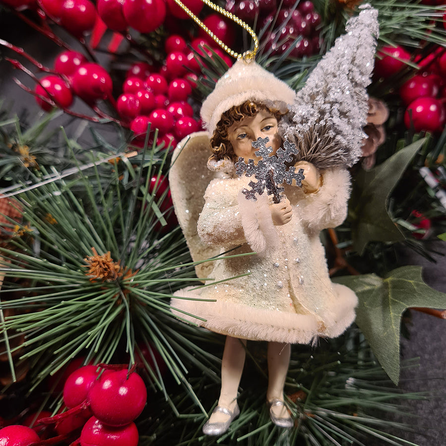 Klasszikus angyalka karácsonyfadísz hópelyhet tartva