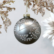 Ezüstszínű, üvegből készült, gömb formájú karácsonyfadísz.