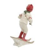 Heritage karácsonyi síelő kisfiú figura hátulnézetből, havas felületű részletekkel