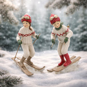 Heritage karácsonyi síelő figurák havas erdei környezetben, nosztalgikus enteriőr hangulattal