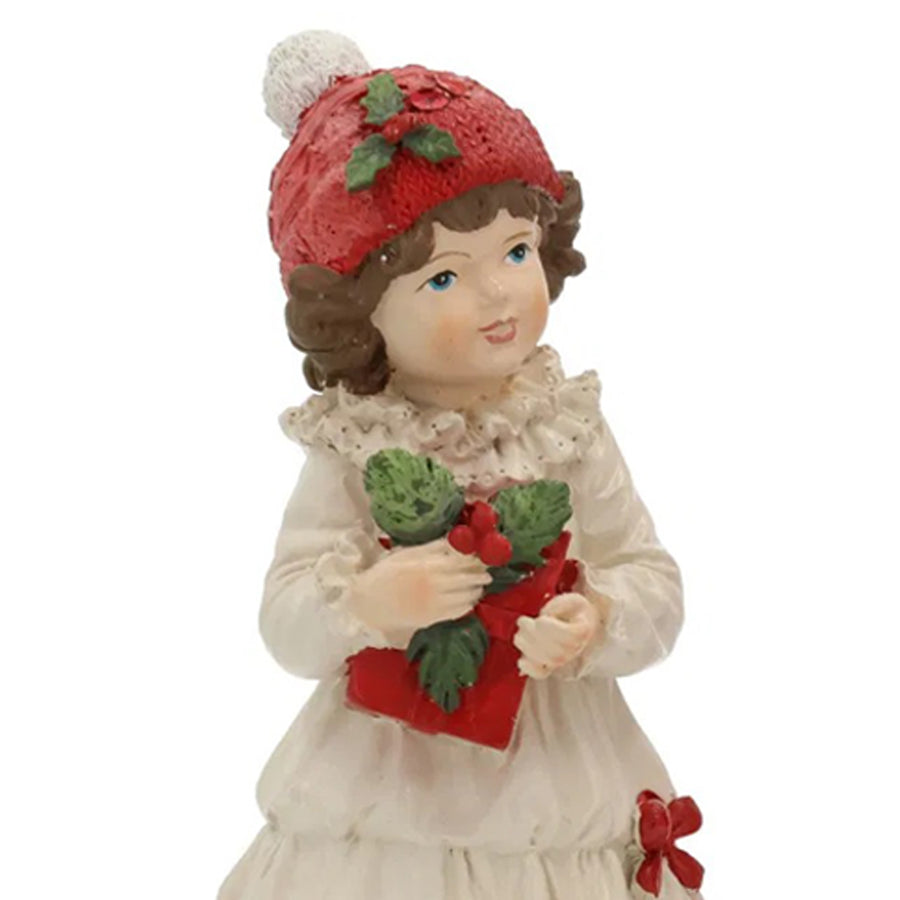 Heritage karácsonyi téli kislány figura közeli részletfotó, ajándékkal a kezében