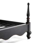 HERITAGE fekete mahagónifa franciaágy lábrészének ívelt kialakítása és oszlopa, klasszikus faragásokkal