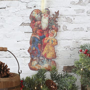 Fém Mikulás figura gyerekekkel.