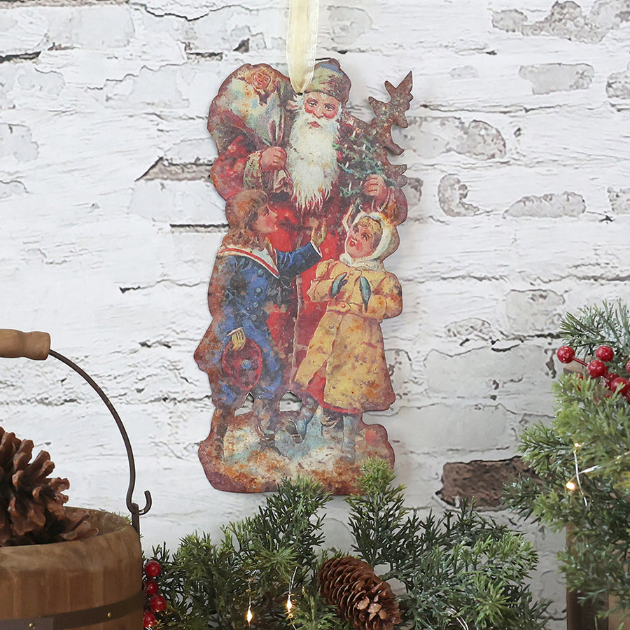 Fém Mikulás figura gyerekekkel.