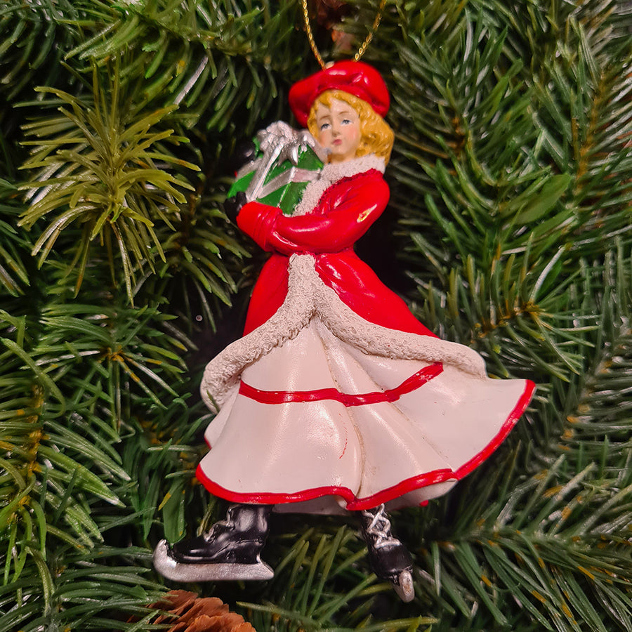 Piros-fehér Heritage korcsolyázó lány karácsonyfán
