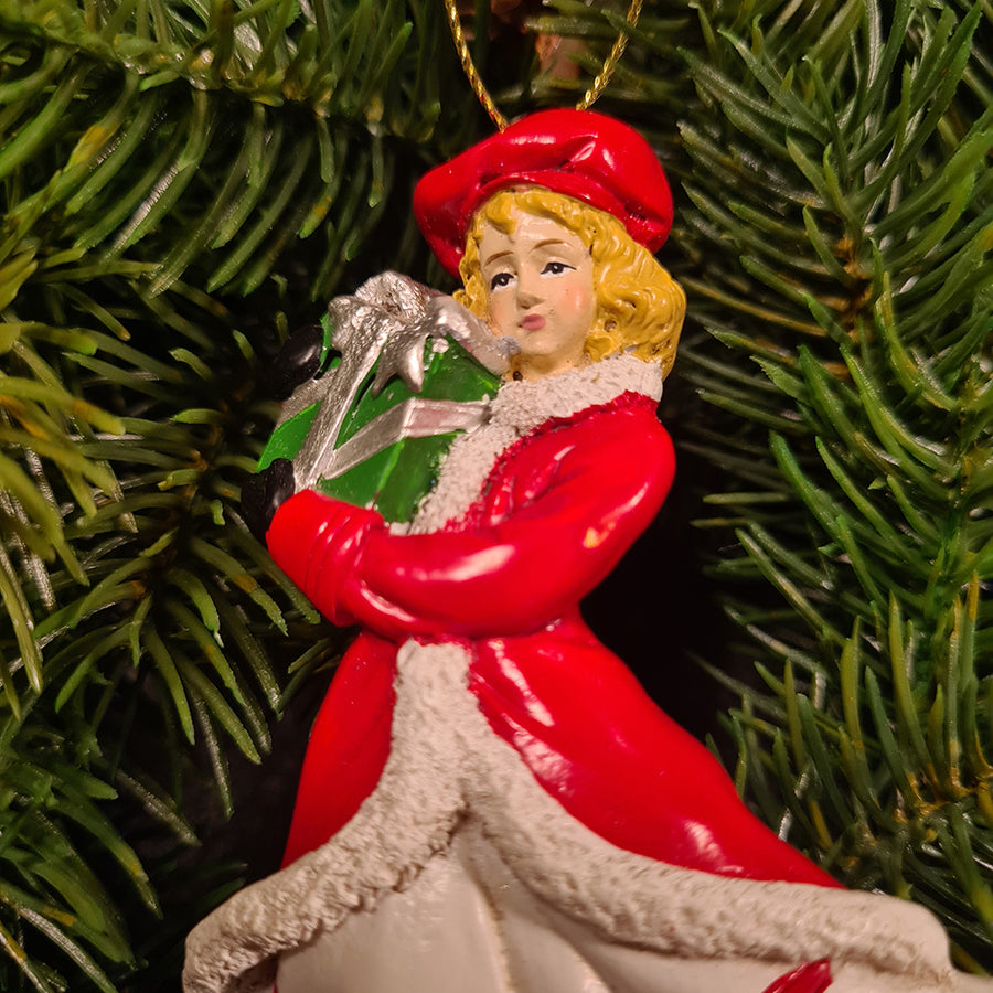 Klasszikus karácsonyi korcsolyázó figura részletgazdag kidolgozással