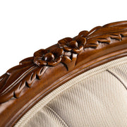 Faragott virágdísz részlet a HERITAGE fotel mahagónifa keretén.