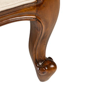 Díszes, ívelt lábrész a HERITAGE mahagónifa fotelen.