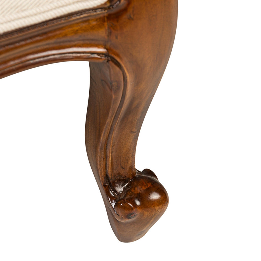 Díszes, ívelt lábrész a HERITAGE mahagónifa fotelen.