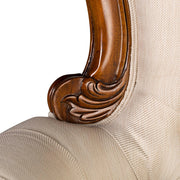 Faragott fa részlet a fotel karfáján klasszikus motívummal.