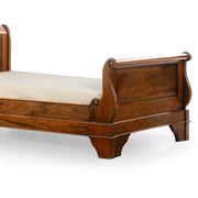 HERITAGE egyszemélyes mahagónifa ágy ívelt fejtámlával, időtálló dizájnnal.