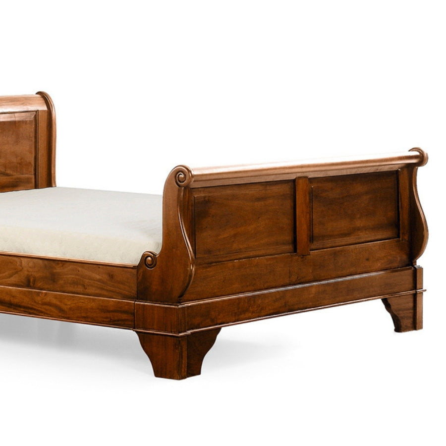 HERITAGE mahagónifa franciaágy részlet, lábtámla ívelt dizájnnal.