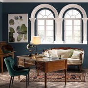 Heritage kollekció kanapé elegáns enteriőrben, íves ablakok és antik íróasztal mellett.