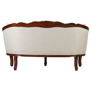 Hátulnézetből a bézs kárpitozás és a mahagónifa keret.