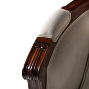 Közelkép a karfa elegáns, kárpitozott könyöklő részéről.