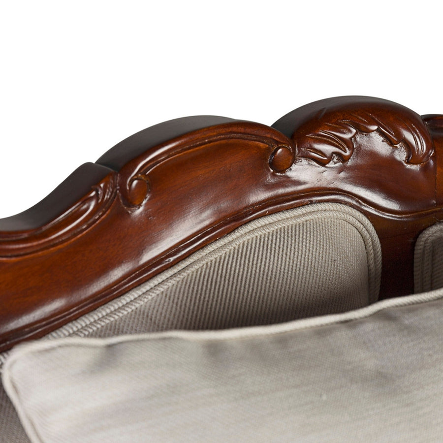 Faragott, klasszikus motívumok a kanapé felső ívén.