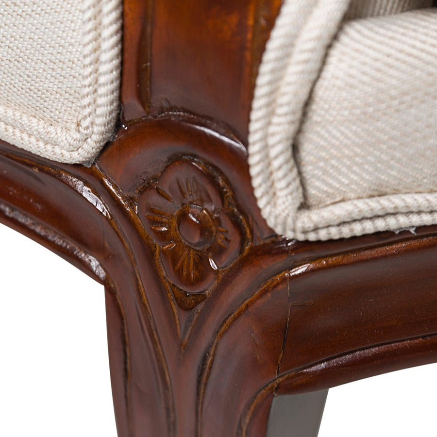 Virágmintás kézi faragás a kanapé lábazatán.