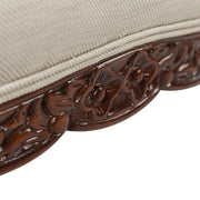 Aprólékosan kidolgozott virágos díszítés közelről a fa kereten.