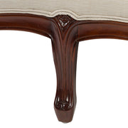 Klasszikus formavilágú láb, finom faragásokkal.