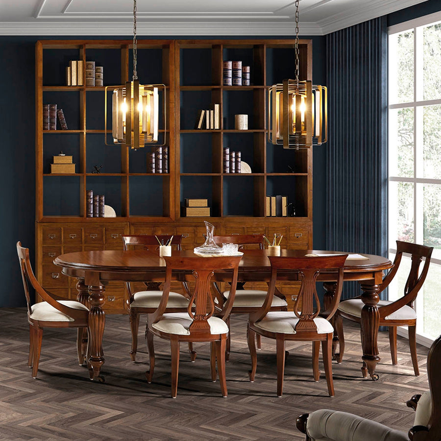 Heritage mahagónifa székek klasszikus étkezőasztallal, elegáns enteriőrben