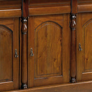 Heritage tálalószekrény közelkép a boltíves ajtókról és oszlopdíszekről.