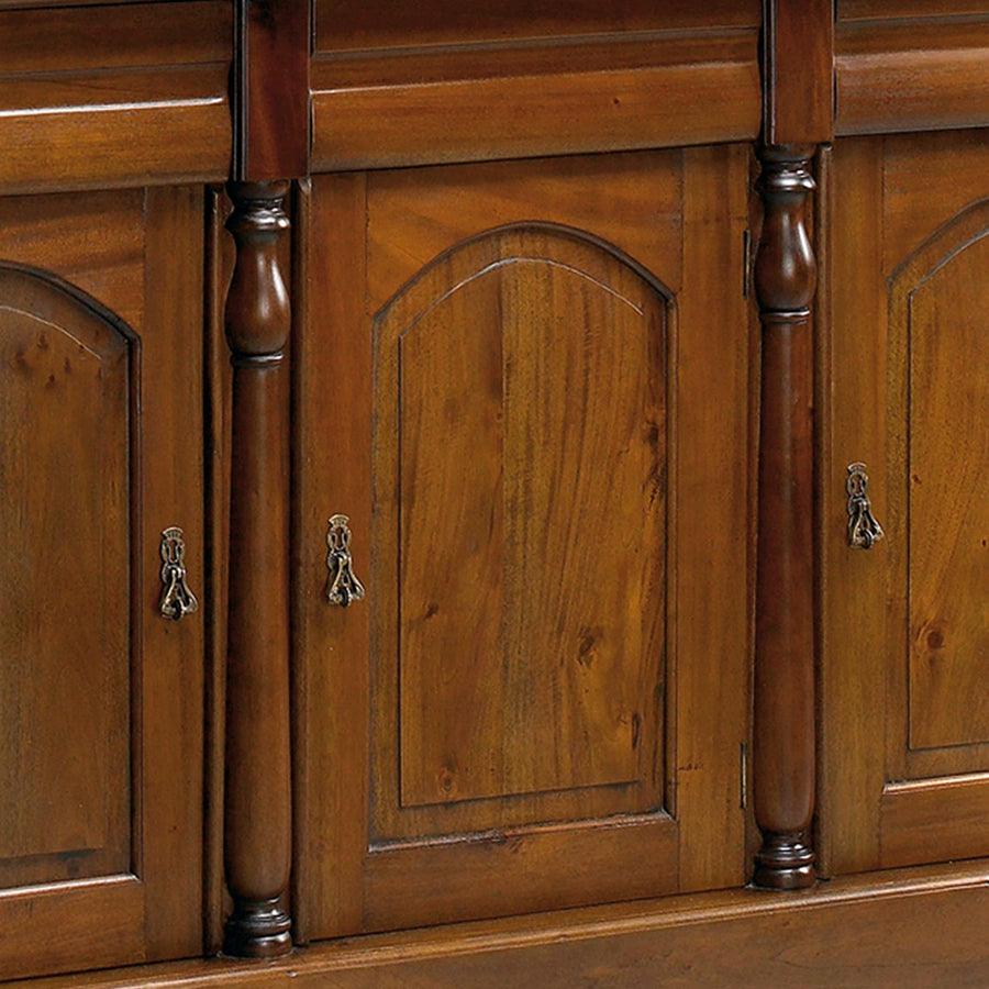 Heritage tálalószekrény közelkép a boltíves ajtókról és oszlopdíszekről.