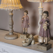 Heritage pink kislány figura komódon, romantikus vintage enteriőrben