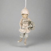 Részletgazdag Heritage pink kisfiú karácsonyfadísz, aranyos téli ruhában, ajándékcsomaggal és koszorúval.