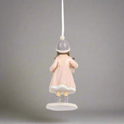 Heritage pink téli kislány karácsonyfadísz hátulnézetből, részletgazdag kidolgozással.