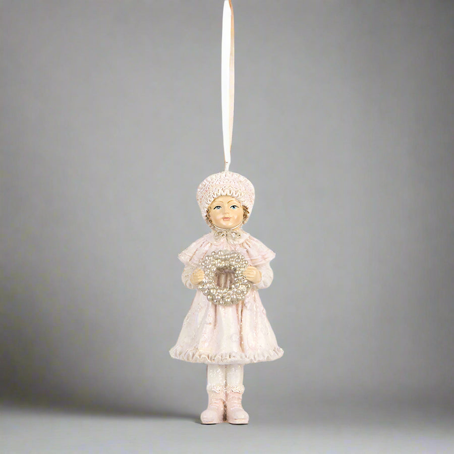 HERITAGE pink téli kislány karácsonyfadísz koszorúval, 11 cm magas, vintage stílusú dekoráció.