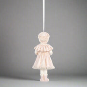 HERITAGE pink téli kislány karácsonyfadísz hátulról, klasszikus vintage ruházatban.